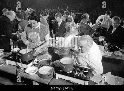 "Le ''Kochparade Hertie'' (Défi Cuisine Hertie) dans la salle des congrès du Deutsches Museum de Munich, 1952' Banque D'Images