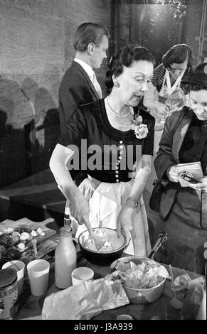 "Le ''Kochparade Hertie'' (Défi Cuisine Hertie) dans la salle des congrès du Deutsches Museum de Munich, 1952' Banque D'Images