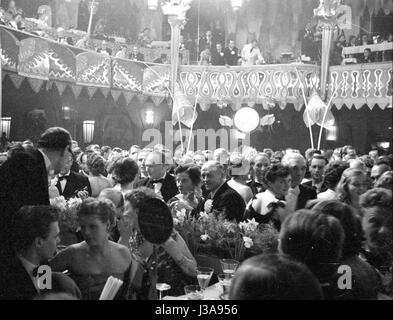 Ball film pendant le Carnaval au Deutsches Theater de Munich, 1953 Banque D'Images