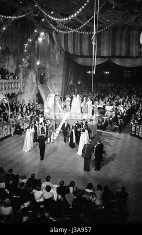 Ball film pendant le Carnaval au Deutsches Theater de Munich, 1953 Banque D'Images