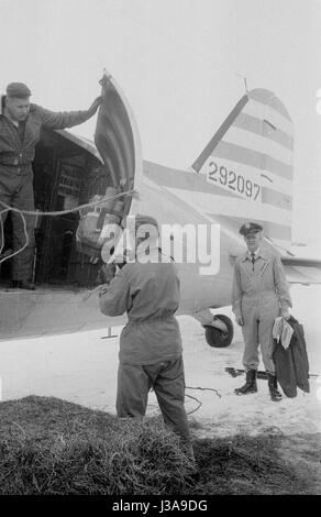 '''Hay airlift'' pour des animaux sauvages en voie de disparition dans les montagnes de Bavière, 1952' Banque D'Images