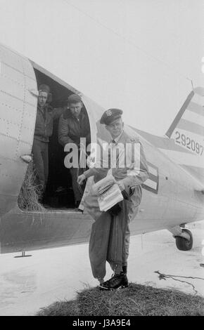 '''Hay airlift'' pour des animaux sauvages en voie de disparition dans les montagnes de Bavière, 1952' Banque D'Images