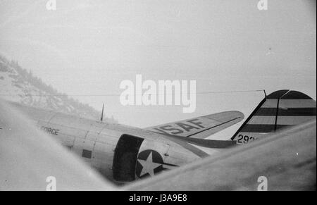 '''Hay airlift'' pour des animaux sauvages en voie de disparition dans les montagnes de Bavière, 1952' Banque D'Images