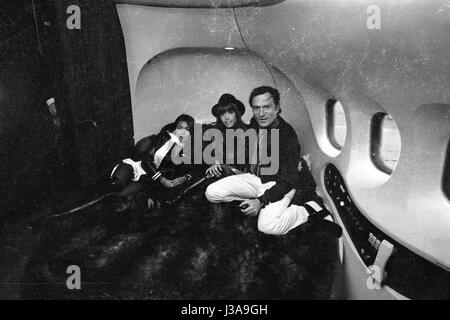 Hugh Hefner Barbi Benton et sur une aire de couchage dans son jet privé, 1970 Banque D'Images