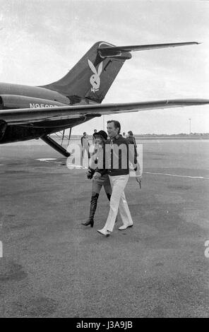 Hugh Hefner et Barbi Benton sur la façon de son jet privé, 1970 Banque D'Images