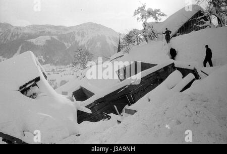 Maisons enterrées après les avalanches à Blons, 1954 Banque D'Images