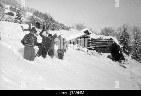 Une équipe de secours avec les sondes à la recherche de survivants de la catastrophe en avalanche Blons, 1954 Banque D'Images