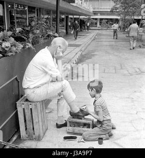 Polisseur de chaussures dans la ville de Mexico, 1970 Banque D'Images