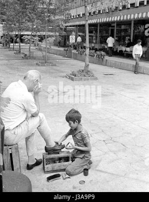 Polisseur de chaussures dans la ville de Mexico, 1970 Banque D'Images