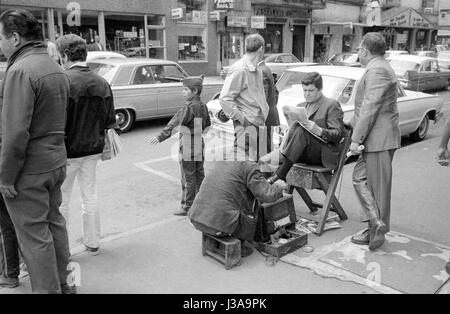 Polisseur de chaussures dans la ville de Mexico, 1970 Banque D'Images