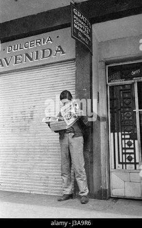 Lecteur de journaux sur une passerelle dans la ville de Mexico, 1970 Banque D'Images