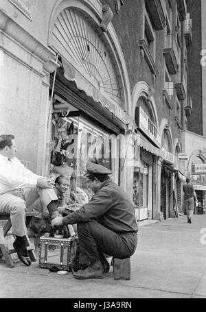 Polisseur de chaussures dans la ville de Mexico, 1970 Banque D'Images