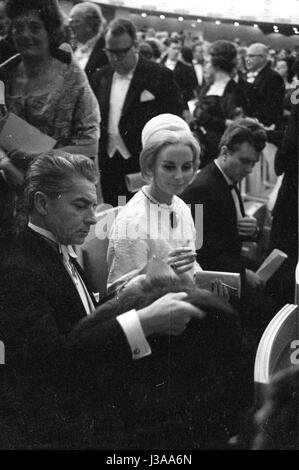 Herbert von Karajan et Eliette Mouret à la réouverture de l'Théâtre National de Munich, 1963 Banque D'Images