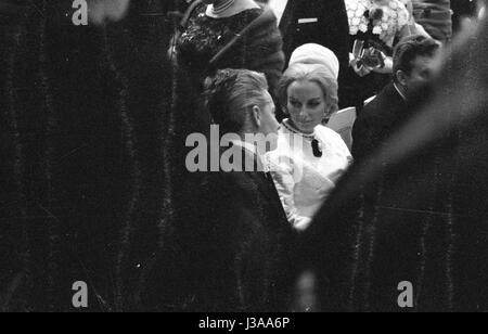 Herbert von Karajan et Eliette Mouret à la réouverture de l'Théâtre National de Munich, 1963 Banque D'Images