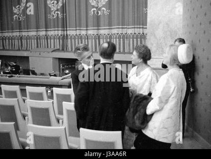 Herbert von Karajan et Eliette Mouret à la réouverture de l'Théâtre National de Munich, 1963 Banque D'Images