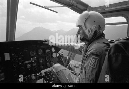 Vue du cockpit d'un hélicoptère de sauvetage, 1970 Banque D'Images