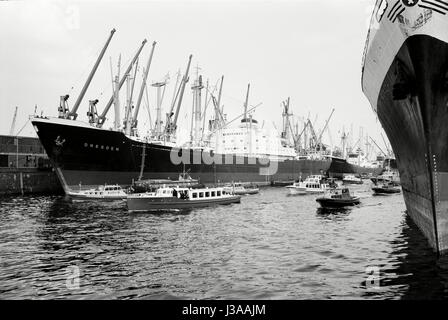 Shah Mohammad Reza Pahlevi et son épouse Farah Diba au cours d'une visite de la port de Hambourg 1967 Banque D'Images