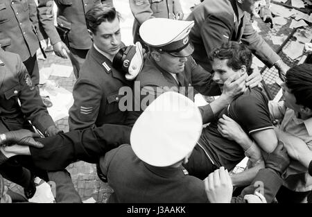 Arrestation d'un manifestant au cours de la visite à Berlin, Shahs 1967 Banque D'Images