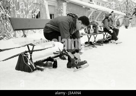 Roi de Thaïlande Bhumibol Adulyadej avec son épouse SIRIKIT durant leur séjour de ski Banque D'Images