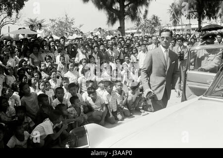 Roi de Thaïlande Bhumibol Adulyadej avec son épouse SIRIKIT au palais royal Banque D'Images