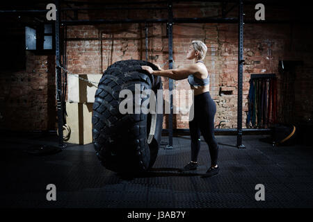 Flipping Tire in Gym Banque D'Images