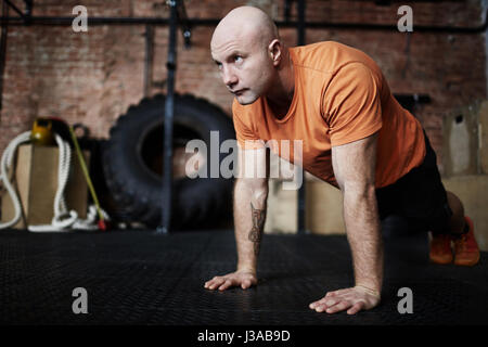 L'homme sportif enveloppé dans la formation Banque D'Images