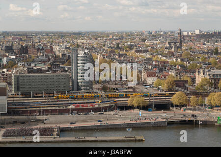 La ville d'Amsterdam, Pays-Bas, comme vu du haut de la tour d'Amsterdam sur le côté nord du canal principal. Banque D'Images