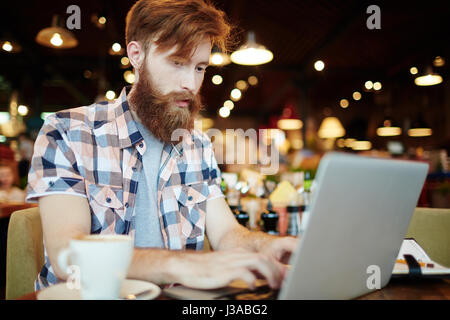 La préparation de rapport financier dans un Cyber Café Banque D'Images