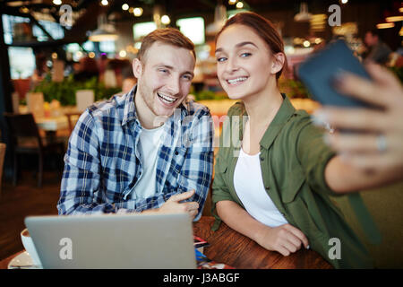 Prendre en Selfies Belle Cafe Banque D'Images