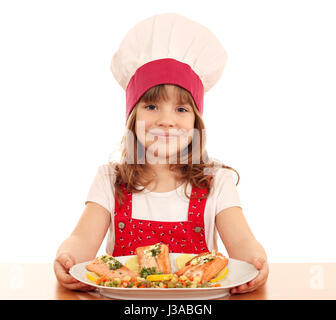 Petite fille cuisiner avec des fruits de mer saumon sain Banque D'Images