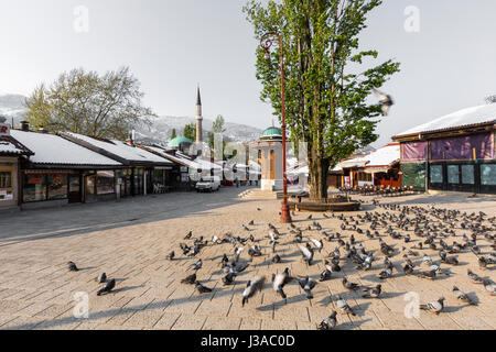 Place Bascarsija Sebilj avec fontaine en bois dans la vieille ville de Sarajevo, capitale de la Bosnie-Herzégovine Banque D'Images