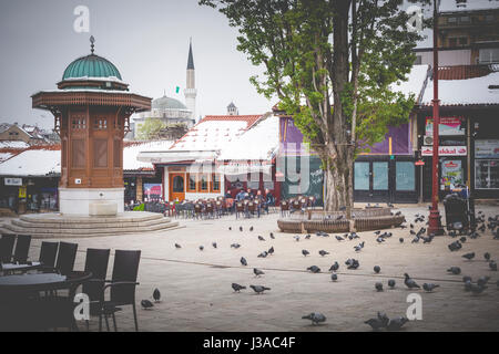 Place Bascarsija Sebilj avec fontaine en bois dans la vieille ville de Sarajevo, capitale de la Bosnie-Herzégovine Banque D'Images