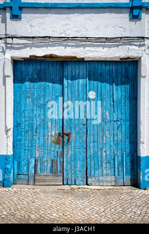 Vieilles portes de garage en bois peint bleu Banque D'Images