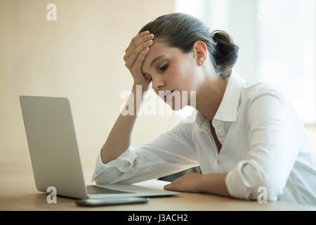 Tendu businesswoman using laptop in conference room Banque D'Images