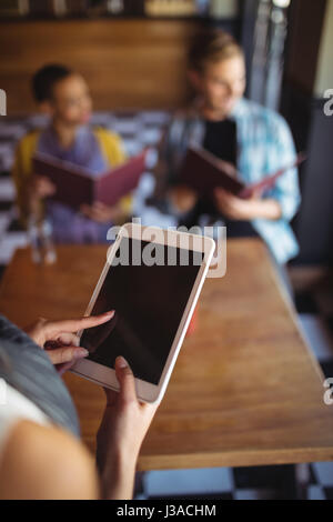 Close-up of waitress using digital tablet tout en prenant l'ordre au restaurant Banque D'Images