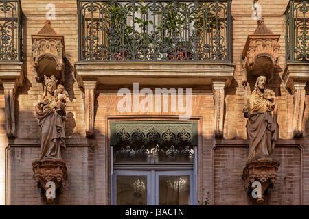 Des statues de la vierge et de Jésus sur la façade d'une maison de la rue de Taur dans la ville de Toulouse, France, Europe. Banque D'Images