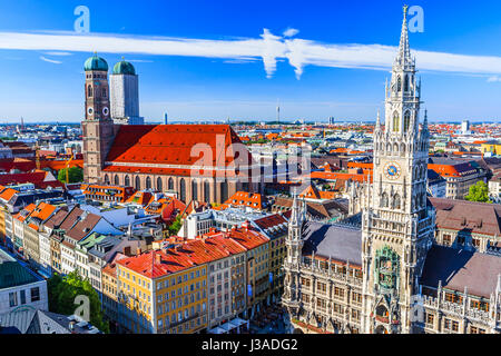 Les toits de Munich, centre-ville vue, nouvel hôtel de ville (Neues Rathaus), Bavière, Allemagne Banque D'Images