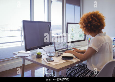 Vue de côté de l'accent businesswoman working in office Banque D'Images