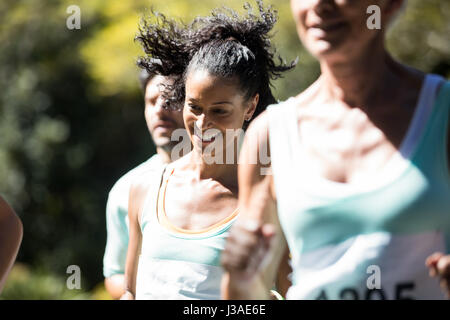 Marathon heureux de vous promener dans le parc de l'athlète Banque D'Images