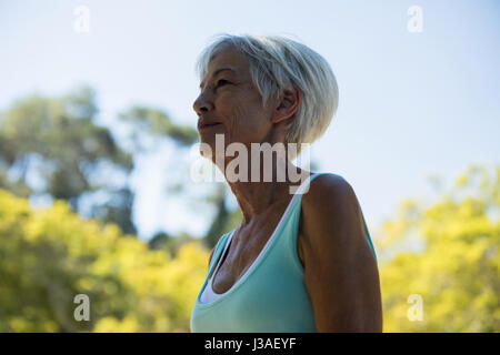 Happy woman standing in the park Banque D'Images