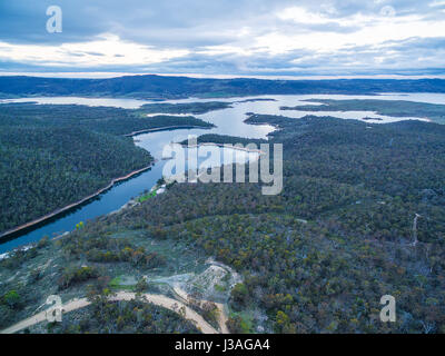 Snowy River et Lake Jindabyne au coucher du soleil Vue aérienne. New South Wales, Australie Banque D'Images