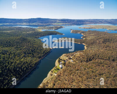 Vue aérienne de Snowy River qui coule dans le lac Jindabyne, New South Wales, Australie Banque D'Images