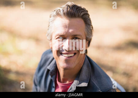 Close up portrait of smiling man on sunny day Banque D'Images