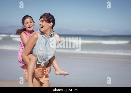 Mère fille joyeuse usurpation de à plage en journée ensoleillée