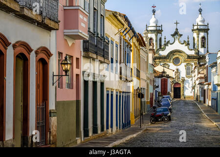 Street View de Sao Joao del Rei avec l'église de Nossa Senhora do Carmo sur le fond - Sao Joao del Rei, Minas Gerais, Brésil Banque D'Images