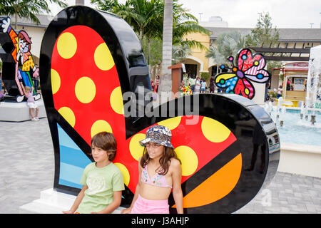 Miami Florida, boutiques à Midtown Miami, Brush avec Romero Britto, artiste célèbre, art, fête de peinture pour enfants, événement de dévoilement de sculpture, garçons, m Banque D'Images