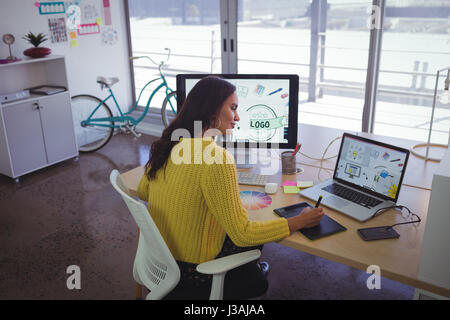 Vue de côté femme photo editor working in creative office Banque D'Images