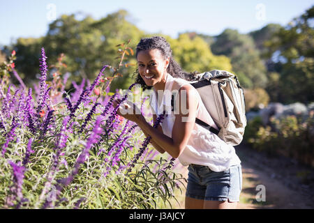 Portrait of happy woman standing by champ lavande sur sunny day Banque D'Images