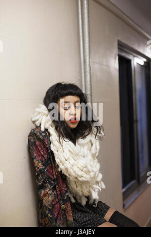 Portrait d'une belle jeune femme portant une veste en cuir Banque D'Images