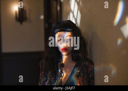 Portrait d'une belle jeune femme portant une veste en cuir Banque D'Images